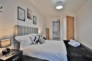 Avalora Short Lets & Serviced Accommodation - 2Bed & 2Baths Ensuite, Parking, Balcony, Wi-Fi, Netflix, Media City