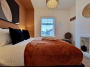 Cosy Luxury Home next to City Centre with Free Parking and Garden - Contractors & Relocators