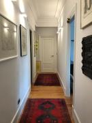 Habitación grande y confortable con baño privado junto a Guggenheim