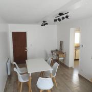 Depto. 3 ambientes, ideal familias, muy luminoso.