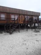 CABAÑA LA CASONA, salón, comedor y cocina amplia, con baño en la habitación y uno adicional, se alcanzan a ver las islas y el mar