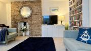 Bosuns Call Central Dartmouth - 2 Bed homely Apartment Self Check In - Pet Friendly Fast WiFi & Workspace - Perfect location in the middle of the old town tucked away nice and quiet - rated 10 out of 10 for location