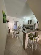 Casa aconchegante com ar condicionado para família em condomínio