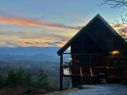 Yogis Den: Breathtaking Views! 3 min to Dollywood, on 1 acre!