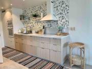 Nybyggt boende nära hav och natur.