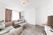 Modern 3 bedroom House with garden & private parking