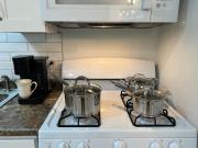 Robins Nest 10 min to Asheville Biltmore bkfst hot tub fireplace sparkling water