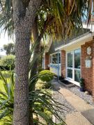 Palms34 5 minute walk to beach Bungalow