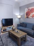 Χαίρε, ξεΐνε, παρ αμμι φιλησεαι