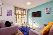 Sleeps 6 - Corporate & Family Stays - FREE Parking & WiFi Sleeps 6 - Corporate & Family Stays - FREE Parking & WiFi