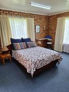 Woodpecker Bachelor Cottage