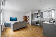 Stunning 2 bed 2 bath with air con + garden Stunning 2 bed 2 bath with air con + garden