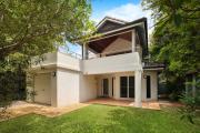 Clarkes Beach Villa - steps to beach & Byron town
