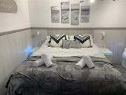 5 bed, 5 bath New refurbishment for 2024. Sleeps 16, 60 yds beach & harbour