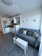 Studio vue port, parking privé, terrasse, clim