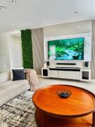 Luxury home 75”TV, 5mins from City Center & Beach