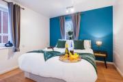 Stylish Central Apartment with Free Parking, Fast WiFI and Smart TV by Yoko Property