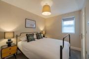 Stylish 2 Bed 2 Bath Apartment - Allocated Parking