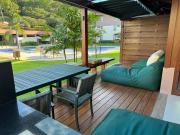 Flat+deck ao lado da igrejinha