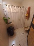 Departamento interno con dos camas individuales