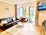 Snug Stays 2 - Design 1-Zimmer-Studio am See mit Terrasse, Garten, Badestelle vor dem Haus