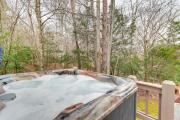 Peaceful Cabin with Hot Tub 11 Mi to Blue Ridge!