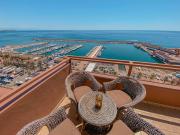 Ático con Piscina Privada y Vistas al Mar