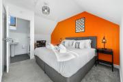 Stylish 4-Bedroom Townhouse with two large parking spaces and superfast Wi-Fi Stylish 4-Bedroom Townhouse with two large parking spaces and superfast Wi-Fi