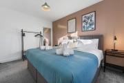 Stylish 4-Bedroom Townhouse with two large parking spaces and superfast Wi-Fi Stylish 4-Bedroom Townhouse with two large parking spaces and superfast Wi-Fi