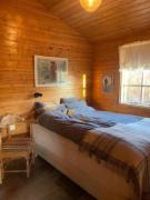 Cozy 2 bedroom cottage with hot tub