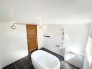 赤瓦の一軒家で伝統とモダンを満喫。ベッド6台、市内観光スポット車で15分以内。12時チェックアウト