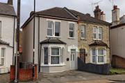 Elegant 4-Bedroom House with Parking, 5 Minutes from Southend Station