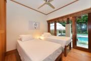 Cowrie House - Luxury 4 Bedroom Beachfront Home