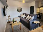 SuperValue Suite 3 - Fast WiFi, Hotel Linen, Keyless Entry, City only 10 Mins - BY PROPERTY PROMISE