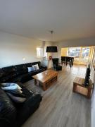 Lovely 2-bedroom apartment with balcony (near center)