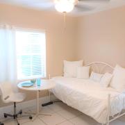 *Dogs Welcome* Cozy Studio Near BeachDowntown