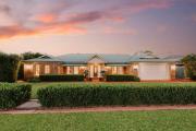 Macquarie Manor - Experience Grand Country Living