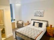 Bright 2 Bedroom Apartment near Seafront Central Penzance