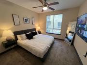 Luxury Modern Condo 3-min from Six Flags wPS5, 1GB Fast Wi-fi Kingbed