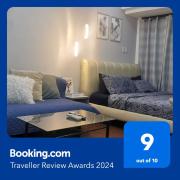 Studio with Netflix, 55in TV, 200Mbs net, in heart of Makati