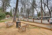 Charming Lakehead Cabin Walk to Shasta Lake!