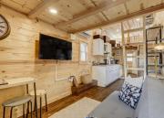 Red Rock Roost - Posh King Studio Hiking Trails