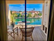 Terrasse ensoleillée sur les canaux