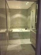Sobrado com piscina, banheira e garagem coberta.