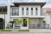 Modern 4 Bedroom House I Close to Malls I Swimming Pool I Maximum 12 Guests I by Bleuspace