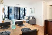 Melbourne CBD Apt With A C Balcony & Pool