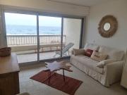 Sur la plage avec vue plongeante sur la mer