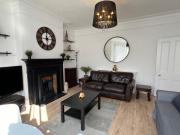 2 Bedroom flat 10 min walk to tube