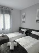 Luxurious, Newly-Renovated Large 2-Bedroom Condo by the Beach