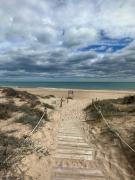 Chalet adosado en la playa de El Perellonet con piscina, pista tenis
